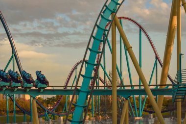 Orlando, Florida. 09 Mart 2019 insanlar sahip Kraken rollercoaster, Seaworld deniz Tema Parkı (6 eğlenceli).