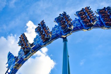 Orlando, Florida. 09 Mart 2019 insanlar sahip eğlenceli Manta Ray rollercoaster, Seaworld deniz Tema Parkı (1).