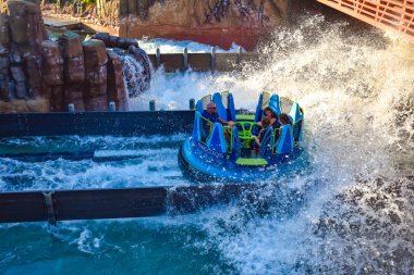 Orlando, Florida. 09 Mart 2019 insanlar sahip Kraken rollercoaster, Seaworld deniz Tema Parkı (1 eğlenceli).