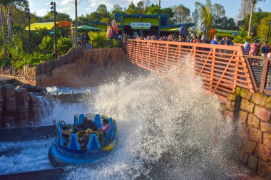 Orlando, Florida. 09 Mart 2019 insanlar sahip Kraken rollercoaster, Seaworld deniz Tema Parkı (5 eğlenceli).