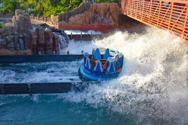 Orlando, Florida. 09 Mart 2019. İnsanlar eğlenmek nehir cazibe binmek Infinity Falls, Seaworld deniz Tema Parkı (1).