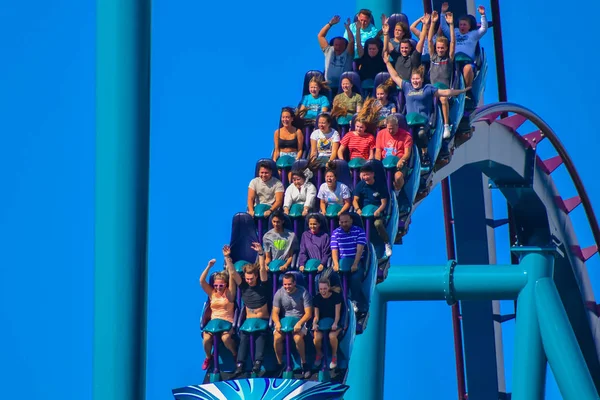 Orlando, Florida. 26 Şubat 2019. İnsanlar inanılmaz Mako rollercoaster at Seaworld Tema Park (4 eğleniyor).