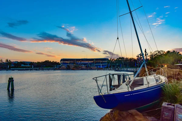 佛罗里达州奥兰多2019年2月26日 帆船在海滨在五颜六色的日落背景在海洋世界主题公园 — 图库照片