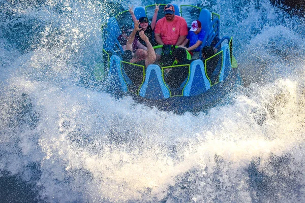 オーランド フロリダ州 2019 と楽しく川アトラクションに乗る無限大の滝でシーワールド海洋テーマパーク — ストック写真