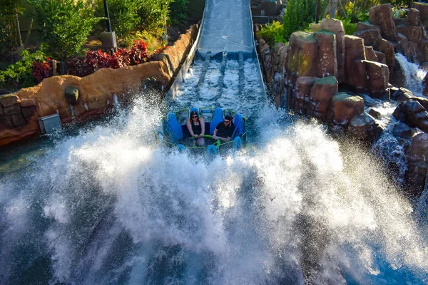 Orlando Florida Maart 2019 Mensen Plezier Rivier Attractie Rijden Infinity — Stockfoto