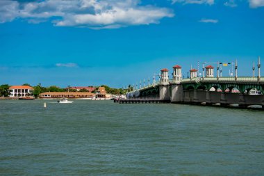 St Augustine, Florida. 01 Mart 2019. Panoramik aslanları köprü lightblue gökyüzü arka planda Florida'nın tarihi Sahil (1