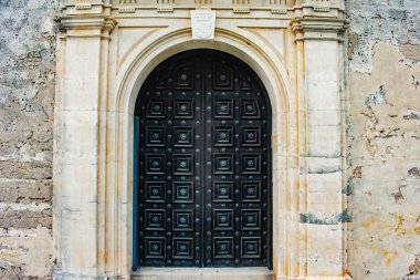 St Augustine, Florida. 31 Mart 2019. Eski kapı ve Florida'nın tarihi sahil Castillo de San Marcos kalede coquina kaya ile kaplı duvarlar.