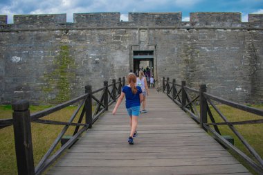 St Augustine, Florida. 31 Mart 2019. Kız Castillo de San Marcos kale Florida's Historic kıyılarında ana giriş içinde yürüyüş.