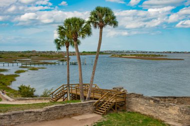 St Augustine, Florida. 31 Mart 2019. Palmiye ağaçları ve Florida'nın tarihi Coast (2 Castillo de San Marcos kalede yuvasından Matanzas manzarayı).