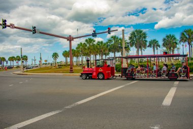St Augustine, Florida. 31 Mart 2019. Florida'nın tarihi kıyılarında kırmızı tren turu ve palmiye ağaçları .