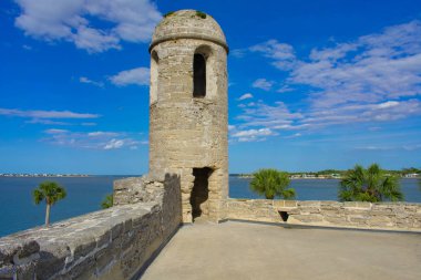 St Augustine, Florida. 31 Mart 2019. Castillo de San Marcos Fort Florida's Historic sahilinde lightblue bulutlu gökyüzü arka plan üzerinde taş Fort taret 
