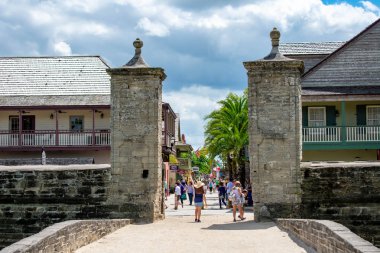  St Augustine, Florida. 31 Mart 2019. Eski Şehir kapısında Florida'nın tarihi Sahil (1 St George sokakta yürürken aile).