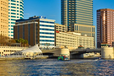 ampa Bay, Florida. 02 Mart 2019. Pedallı bot ve jet ski kent merkezinde Hillsborough Nehri'nde yelken