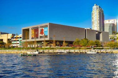 Tampa Bay, Florida. 02 Mart 2019. Tampa Museum of Art ve gökdelenler Hillsborough Nehri kıyılarında şehir merkezinde (1 üzerinde).