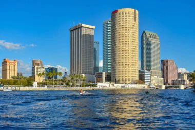 Tampa Bay, Florida. 02 Mart 2019. Tampa Museum of Art ve gökdelenler Hillsborough Nehri kıyılarında şehir merkezinde (4 üzerinden)