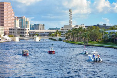 Tampa Bay, Florida. 02 Mart 2019 Bay Kent merkezinde (2, Hillsborough Nehri'nde yelkenli tekneler)