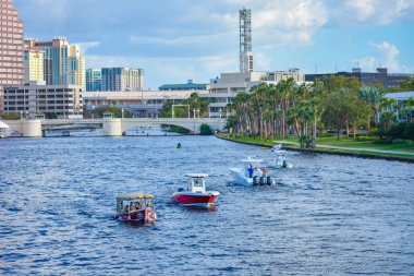 Tampa Bay, Florida. 02 Mart 2019 Bay Kent merkezinde (3, Hillsborough Nehri'nde yelkenli tekneler).
