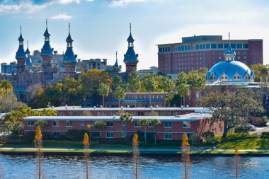Tampa Bay, Florida. 02 Mart 2019 kent merkezinde Henry B bitki Müzesi ve Hillsborough Nehri'nde..