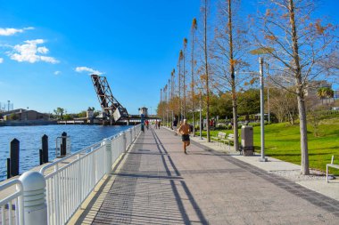 Tampa Bay, Florida. 02 Mart 2019 şehir merkezinde (3 riverwalk adlı yürüyüş insanlar)