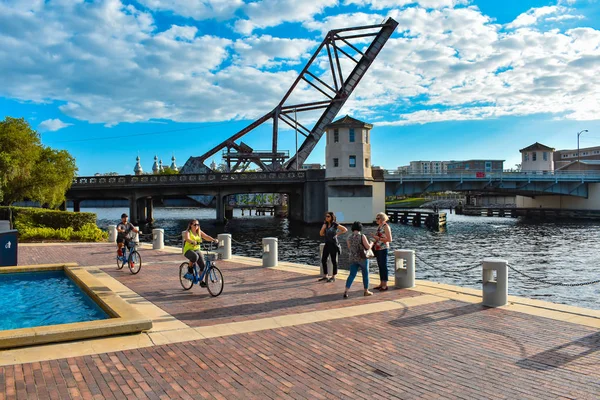 タンパベイ フロリダ州 2019 跳ね橋と Riverwalkin 都心で自転車に乗る人 — ストック写真