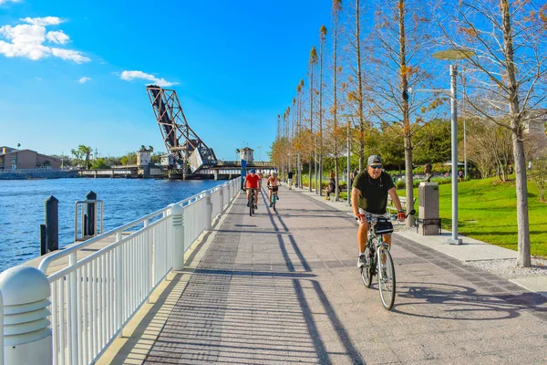 Tampa Bay Florida Mars 2019 Människor Cykla Riverwalk Centrum — Stockfoto