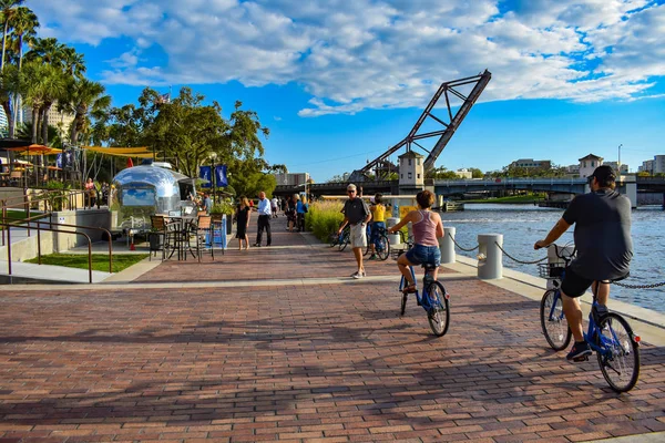Tampa Bay, Florida. 02 Mart 2019. Bisiklet ve şehir merkezine (2 Riverwalk adlı yürüyüş insanlar).