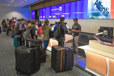 Orlando, Florida 'da. 01 Mart 2019. Orlando Uluslararası Havaalanı 'nda Copa Airlines 'da Check-in yapan insanlar ..