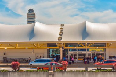 Orlando, Florida 'da. 01 Mart 2019. Orlando Uluslararası Havalimanı 'nda Terminal A ve hava trafiği kontrol kulesi 'nin kısmi görünümü (1).
