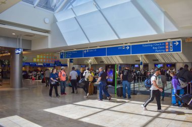 Orlando, Florida 'da. 01 Mart 2019. Orlando Uluslararası Havalimanı 'nda farklı terminaller ve bilet üst görünümü ve check-in mavi tabelası yürüyüş insanlar (2)