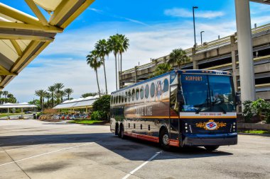 Orlando, Florida 'da. 01 Mart 2019. Disney Cruise Line Otobüs Orlando Uluslararası Havaalanı 'Na gelen (1).