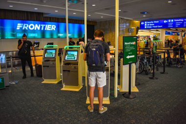 Orlando, Florida 'da. 01 Mart 2019. Adam Orlando Uluslararası Havaalanı self servis check-in kullanarak 