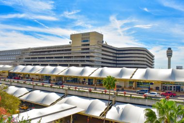 Orlando, Florida 'da. 01 Mart 2019. Terminal A 'nın panoramik manzarası, Park Binası ve Orlando Uluslararası Havaalanı 'nda hava trafiği kontrol kulesi 'nin kısmi manzarası (3).