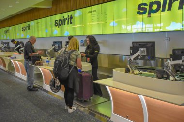 Orlando, Florida 'da. 01 Mart 2019. Orlando Uluslararası Havaalanı 'nda Spirit Airlines 'a Check-in yapan insanlar. (2).