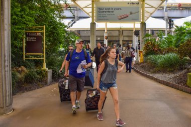 Orlando, Florida 'da. 01 Mart 2019. Orlando International Airport 'ta Terminal A 'ya giren Bagaj içeren insanlar (1)