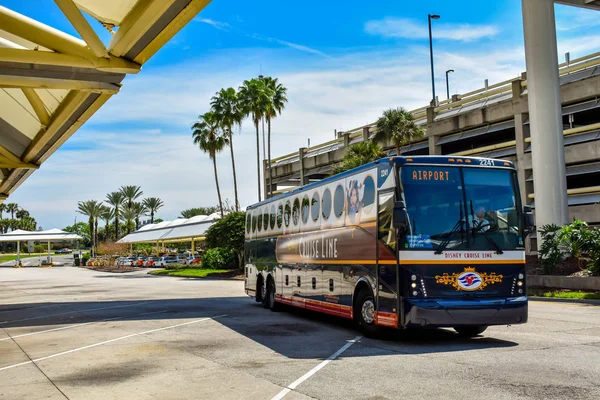 Orlando, Florida 'da. 01 Mart 2019. Disney Cruise Line Otobüs Orlando Uluslararası Havaalanı 'Na gelen (1).