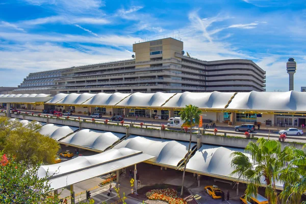 Orlando, Florida 'da. 01 Mart 2019. Terminal A 'nın panoramik manzarası, Park Binası ve Orlando Uluslararası Havaalanı 'nda hava trafiği kontrol kulesi 'nin kısmi manzarası (1)