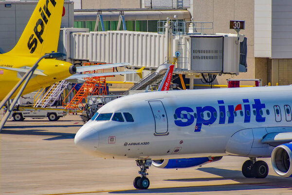 Орландо, Флорида. 01 марта 2019 года. Частичный обзор самолета авиакомпании Spirit Airlines (NK) у ворот международного аэропорта Орландо (MCO) (2)
)
