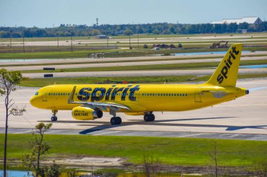 Orlando, Florida 'da. 01 Mart 2019. Orlando Uluslararası Havaalanı (MCO) (1 kalkış için hazırlanıyor pist üzerinde Spirit Airlines uçak)