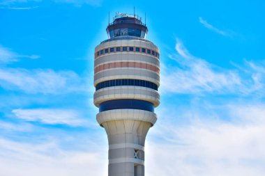 Orlando, Florida 'da. 01 Mart 2019. Orlando Uluslararası Havaalanı 'nda LightBlue bulutlu gökyüzü arka planda hava trafik kontrol kulesi üst görünümü ..