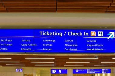 Orlando, Florida 'da. 01 Mart 2019. Orlando Uluslararası Havaalanı 'nda Terminal A bilet ve check-in tabelası üst görünümü. (2).