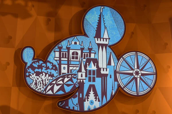 Orlando, Florida 'da. 01 Mart 2019. Orlando Uluslararası Havaalanı 'nda Tema Parkı çizimleri ile Mickey Başkanı silüeti 