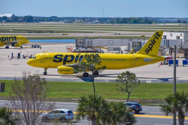 Orlando, Florida 'da. 01 Mart 2019. Orlando Uluslararası Havaalanı (MCO) kapısında Spirit Airlines (NK) uçaklarının görünümü (1)
