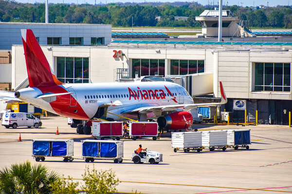 Орландо, Флорида. 01 марта 2019 года. Вид на самолет авиакомпании Avianca Airlines (AV) у выхода из международного аэропорта Орландо (MCO) (4)
)