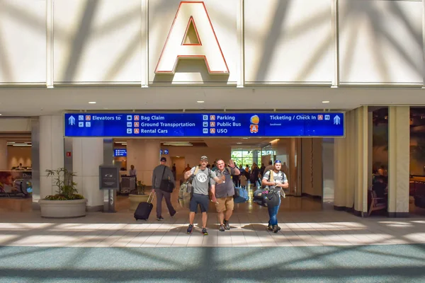 Orlando Florida Március 2019 Emberek Sétált Bagagge Terminal Terület Orlando — Stock Fotó