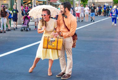 Orlando, Florida, Mart 27, 2019. Walt Disney World Hollywood Studios 30 on yıl giysi ile Fanny çift .