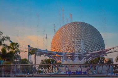 Orlando, Florida 'da. 19 Mart 2019. Walt Disney World açık mavi gökyüzü arka planda Epcot Çeşme ve uzay gemisi Earth cazibe