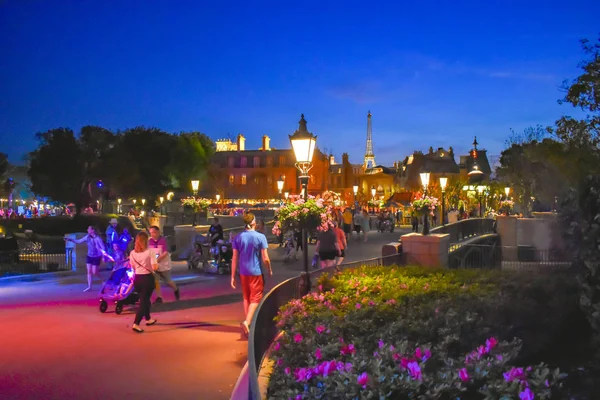 Orlando Florida Março 2019 Pessoas Caminhando Área Pavilhão França Fundo — Fotografia de Stock