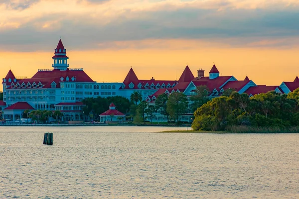 Orlando, Florida. April 02, 2019. Disney's Grand Floridian Resort & Spa on sunset background at Walt Disney World (1). — Stock Image Orlando Florida April 2019 Disney Grand Floridian Resort Spa Sunset Stock Picture