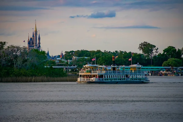 Orlando, Florida. April 02, 2019. Ferry boat and Panoramic view of Cinderella's Castle at Walt Disney World area — Stock Image Orlando Florida April 2019 Ferry Boat Panoramic View Cinderella Castle Royalty Free Stock Photos
