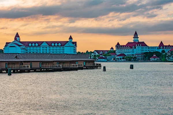 Orlando, Florida. April 02, 2019. Polynesian Resort cabins and Disney's Grand Floridian Resort & Spa on sunset background at Walt Disney World .. — Stock Image Orlando Florida April 2019 Polynesian Resort Cabins Disney Grand Floridian Royalty Free Stock Images
